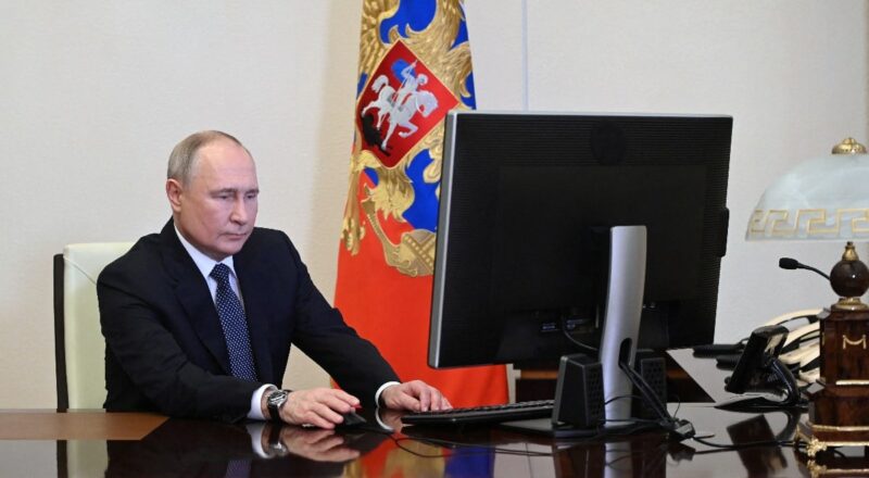 1710543090 Rusya sandik basinda Vladimir Putin oyunu kullandi