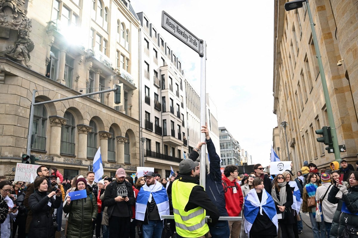 1710689323 78 Putin Rusyanin Berlin Buyukelciligi onunde protesto edildi