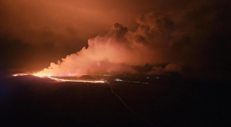 1710736781 Izlandada yanardag panigi Akan lavlar Grindavik sehrine yaklasiyor