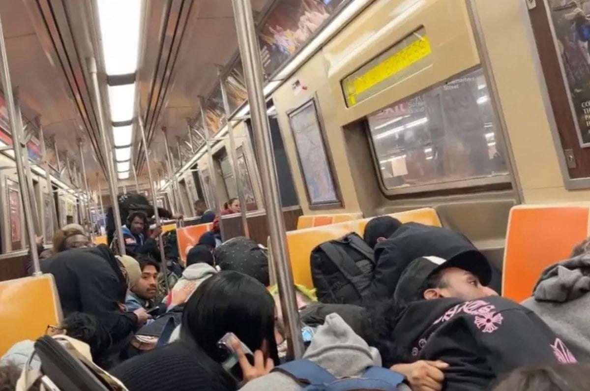 New York metrosunda iki yolcunun kavgasinda silah sesleri yukseldi
