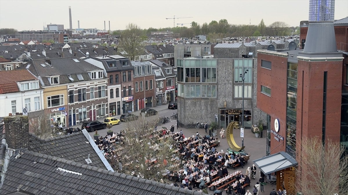 1712472771 428 Hollandada cami onunde 1500 kisilik sokak iftari duzenlendi