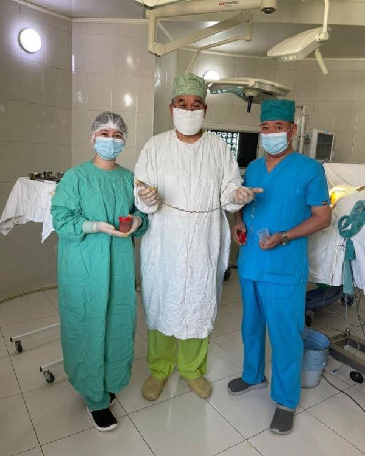 1712865230 455 Kirgizistanda kucuk kizin 8 yil boyunca beyninde buyuyen saci ameliyatla