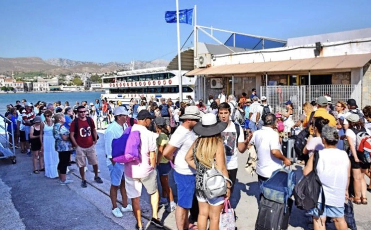 1712959193 196 Yunan adalarina Turk turist akini 20 bin kisi gitti