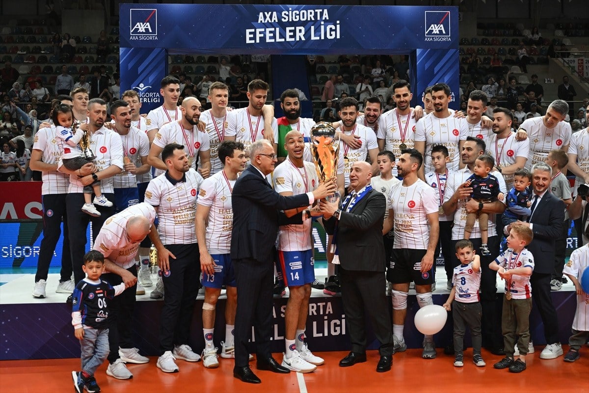 1713397508 107 Fenerbahceyi yenen Halkbank Efeler Liginde sampiyonluga ulasti