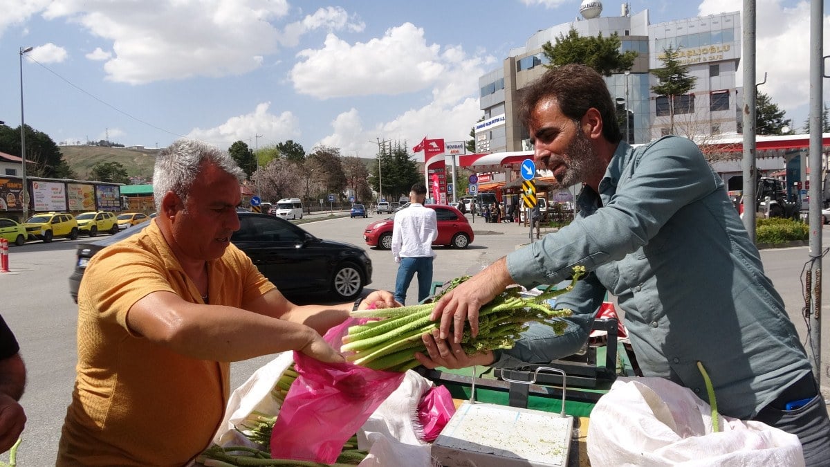 1713554656 939 Bitliste yayla muzu uckun tezgahlardaki yerini aldi