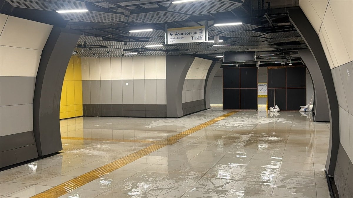 1713633312 92 Istanbulda yagmur sonrasi metro istasyonunu su basti