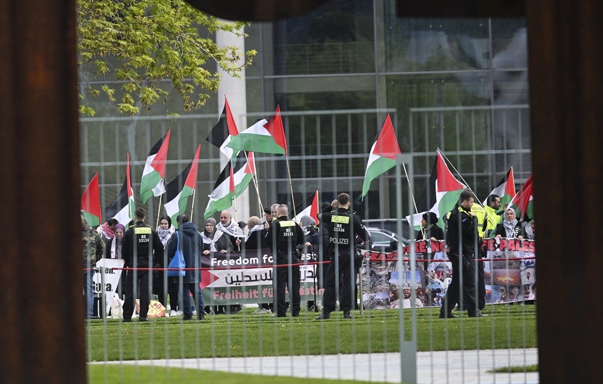 1713963268 275 Filistin destekcileri Almanyaya giden Ingiltere Basbakani Sunaki protesto etti