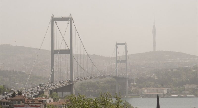 1714324084 Istanbulda col tozu nedeniyle goz gozu gormuyor