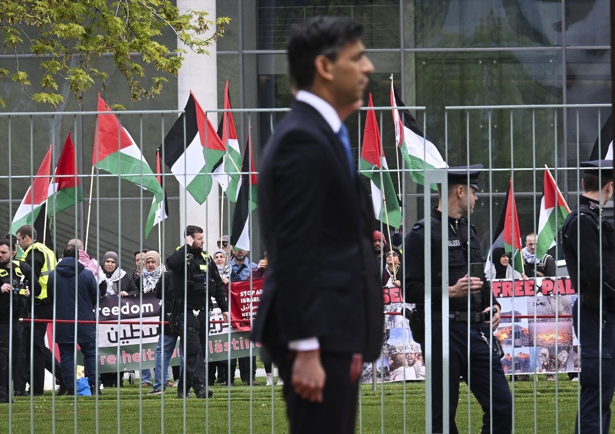 Filistin destekcileri Almanyaya giden Ingiltere Basbakani Sunaki protesto etti
