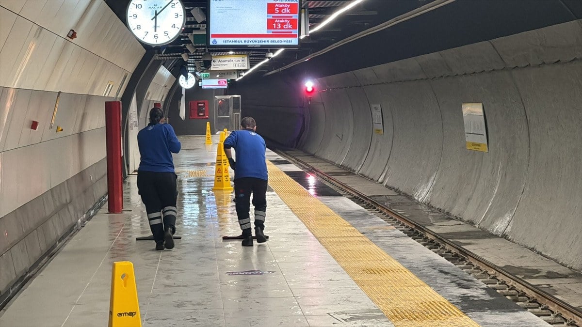 Istanbulda yagmur sonrasi metro istasyonunu su basti