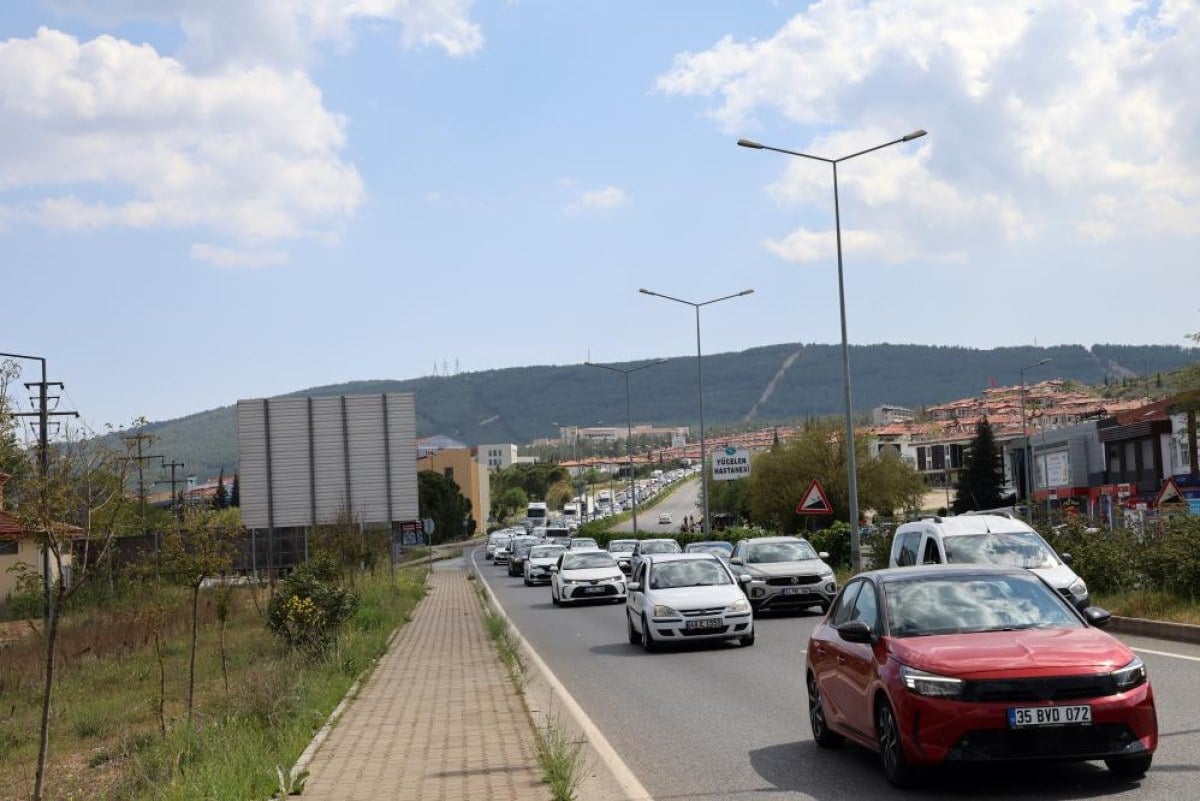 Muglada tatilcilerin arac kuyrugunun sonu gorunmuyor