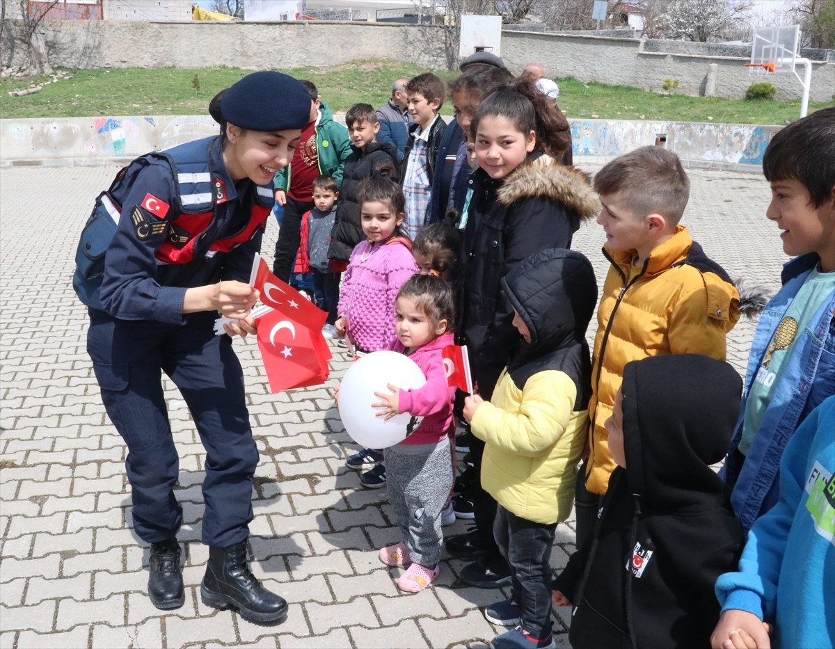 Yozgatta jandarma ekiplerinden cocuklara bayram surprizi